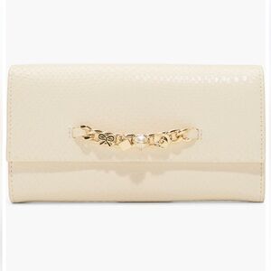Ted Baker London Evie Charm Leather Clutch
$150
Color: Textured White/Bone